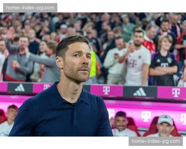 转播镜头捕捉，勒沃库森主帅阿隆索在场边不断手势示意球队“压上”与“回收”