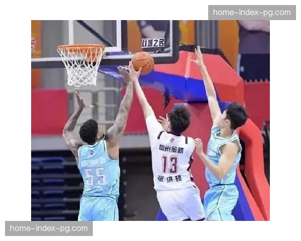 浙江队小球迷场边举牌“吴前叔叔加油”,赛后获赠比赛用球 浙江队小球迷场边举牌“吴前叔叔加油”,赛后获赠比赛用球